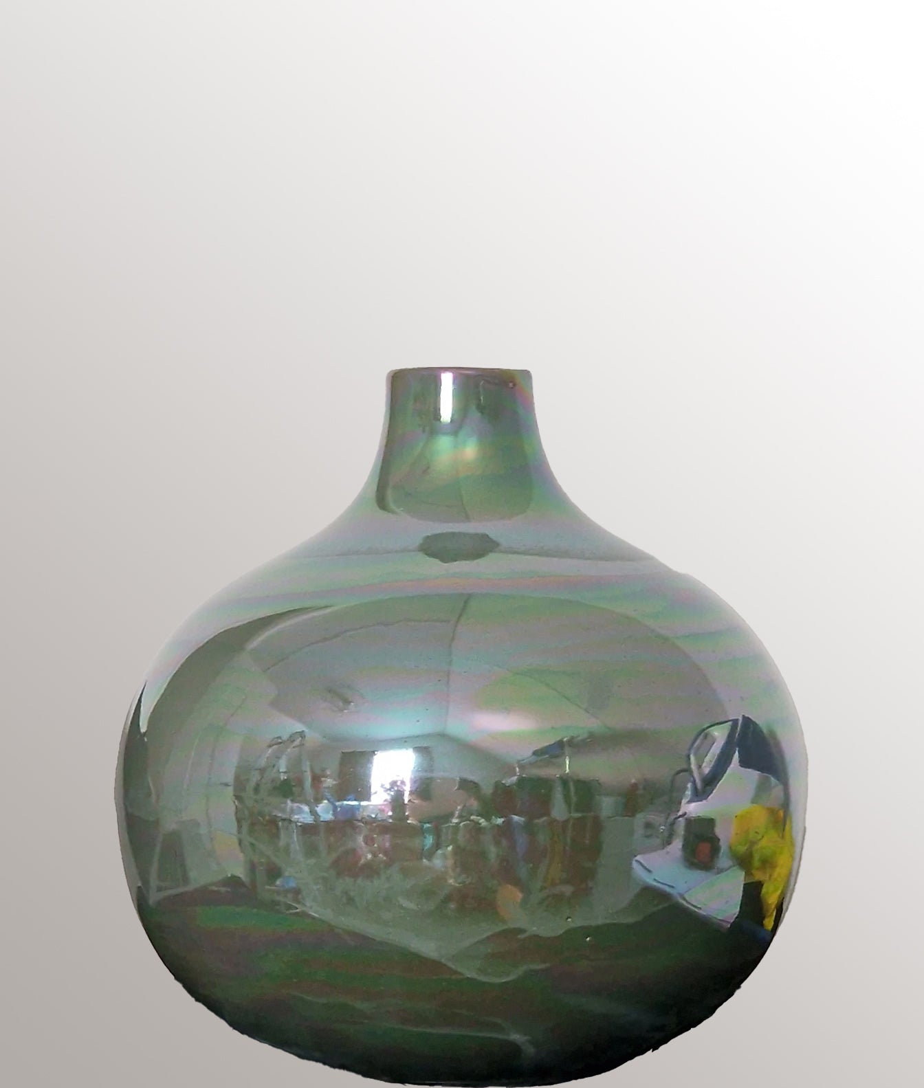 Vase boule nacre verte